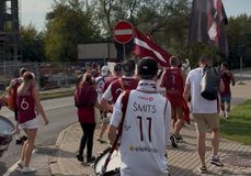 «Τρελαμένοι» Λετονοί με τύμπανα και συνθήματα 3:30 ώρες πριν το ματς με τη Λιθουανία (vid)