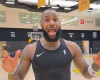 Η επική αντίδραση του ΛεΜπρόν Τζέιμς μόλις πληροφορήθηκε ότι είναι ο μεγαλύτερος ηλικιακά παίκτης του NBA (vid)