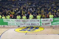 Η Φενέρμπαχτσε μπήκε στο γήπεδο και έδωσε ένα... μάθημα ζωής (vid)