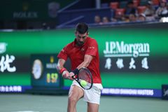 Ο Τζόκοβιτς έκανε εμετό δύο φορές κατά τη διάρκεια του αγώνα του στη Σαγκάη (vid)