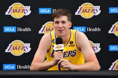 Απίθανος Ριβς: «Η γιαγιά μου ήταν πολύ θυμωμένη με τον Τζέι Τζέι Ρέντικ, γιατί μου φώναζε πολύ, τότε της απάντησα...» (vid)