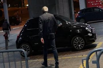 Αυτό το αυτοκίνητο οδηγεί ο Ζοτς - Είναι μικρό και με το ζόρι τον «χωράει» (vid)