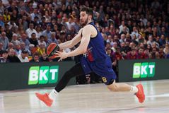 Τιμητική βράβευση για τον Άλεξ Αμπρίνες από την Μπαρτσελόνα στο ντέρμπι με τη Ρεάλ Μαδρίτης