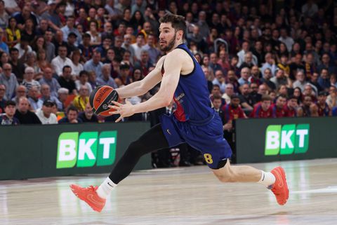 Τιμητική βράβευση για τον Άλεξ Αμπρίνες από την Μπαρτσελόνα στο ντέρμπι με τη Ρεάλ Μαδρίτης