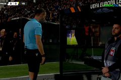 Με δέκα η Γιουνγκ Μπόις από το 6' μετά το σκληρό μαρκάρισμα του Γκίγκοβιτς στον Γιακουμάκη