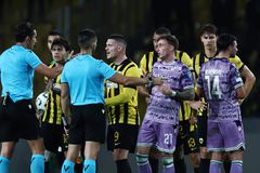 Έξαλλοι με τον διαιτητή οι παίκτες της ΑΕΚ - Του ζήτησαν τον λόγο στο φινάλε