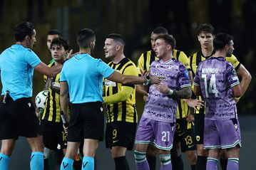 Έξαλλοι με τον διαιτητή οι παίκτες της ΑΕΚ - Του ζήτησαν τον λόγο στο φινάλε