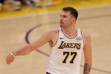 Νίκη για τους Λέικερς κόντρα στους Σπερς με μαγικό Ντόντσιτς