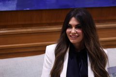 Κίμπερλι Γκίλφοϊλ: Η... παρά λίγο ποδοσφαιριστρια που ανέλαβε την πρεσβεία των ΗΠΑ