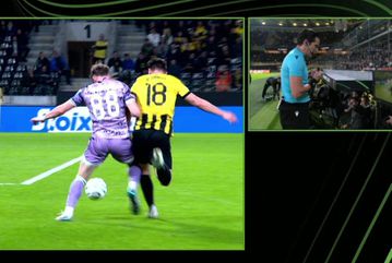 AEK: «Ο διαιτητής επέμεινε για πέναλτι παρόλο που τον κάλεσε ο VAR»