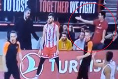 Απίστευτο: Φίλαθλος του Ολυμπιακού από τις court seats ζητούσε... αλλαγές από τον Μπαρτζώκα και έκανε έξαλλο τον Μπαφέ (vid)