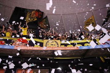Ποινή μίας αγωνιστικής στην ΚΑΕ Άρης για τα χαρτάκια στο ντέρμπι με τον ΠΑΟΚ - Προσφυγή θα καταθέσουν οι κιτρινόμαυροι