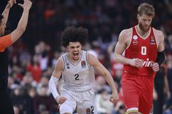 Ο Ιφί πήρε τη φανέλα του Φουρνιέ μετά το παιχνίδι στο ΣΕΦ