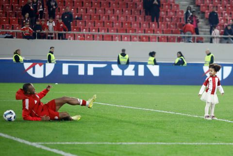 Ο Ελ Κααμπί… δέχθηκε γκολ εν μέσω αποθέωσης από τους φίλους του Ολυμπιακού (pic)