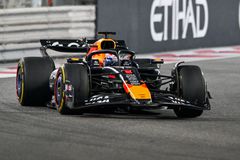 Ο ακαταμάχητος Φερστάπεν δεν άφησε περιθώρια σε Νόρις και Πιάστρι και πήρε την πολ ποζίσιον στο Άμπου Ντάμπι