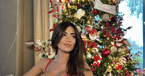 Σύντροφος ποδοσφαιριστή έβαλε... φωτιά ποζάροντας με εσώρουχα μπροστά από το Χριστουγεννιάτικο δέντρο της (pics)