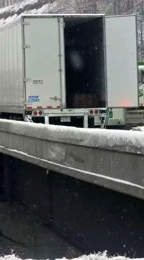 Κινηματογραφική διάσωση οδηγού φορτηγού που κρεμόταν από γέφυρα ύψους 30 μέτρων! (vid)