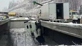 Κινηματογραφική διάσωση οδηγού φορτηγού που κρεμόταν από γέφυρα ύψους 30 μέτρων! (vid)