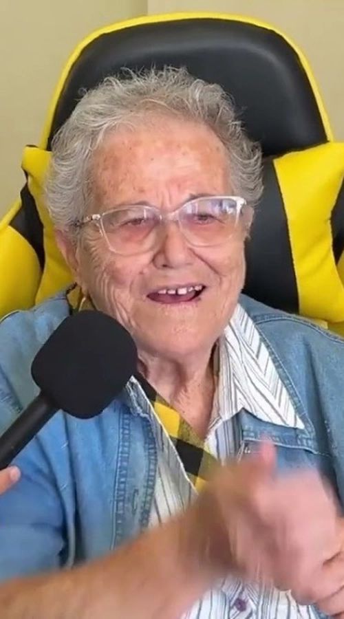 Η 83χρονη κυρία Σοφία συγκινεί με την αγάπη της για την ΑΕΚ (vid)