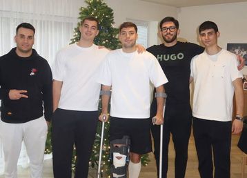 Η φωτογραφία του Τζίμα με πατερίτσες και δεμένο πόδι