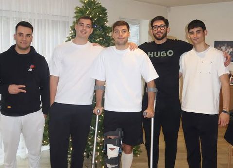 Η φωτογραφία του Τζίμα με πατερίτσες και δεμένο πόδι