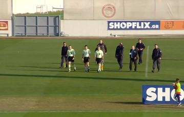 Η στιγμή που αποχωρούν o Βάτσιος και οι βοηθοί του από το Ολυμπιακός Β' - Κηφισιά και η οριστική διακοπή (vids)