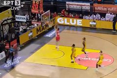 Παπανικολάου «γκρεμίζει» την μπασκέτα της ΑΕΚ (vid)