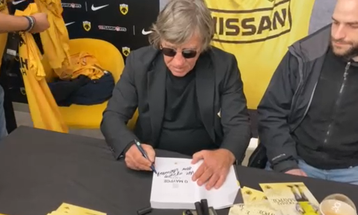 Χαμός για τον Θωμά Μαύρο από τον κόσμο της ΑΕΚ στη Νέα Φιλαδέλφεια (pics & vids)