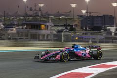 Η Alpine έβαλε μπροστά για πρώτη φορά τον κινητήρα της Mercedes (vid)