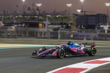 Η Alpine έβαλε μπροστά για πρώτη φορά τον κινητήρα της Mercedes (vid)