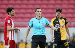 Ο διαιτητής του ΑΕΚ - Ολυμπιακός έχει αποβάλλει ποδοσφαιριστή σε πέντε δευτερόλεπτα (vid)