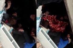 Σπαρακτικό βίντεο: Υπεύθυνος της Ακαδημίας Χατάισπορ ανασύρει από τα συντρίμμια τους παίκτες του (vid)