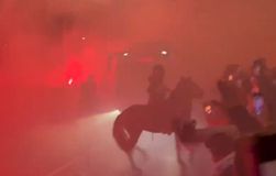 Η «καυτή» υποδοχή της αποστολής της Ατλέτικο πριν το ματς με την Μπιλμπάο (vid)