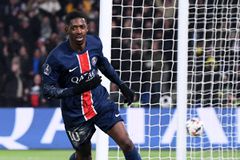 Άνετη τεσσάρα της Παρί επί της Μονακό με νέο σόου Ντεμπελέ