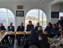 Ο Ηλιόπουλος αναλαμβάνει το κόστος της διαμονής του ιατρικού προσωπικού που θα βρεθεί στην Σαντορίνη