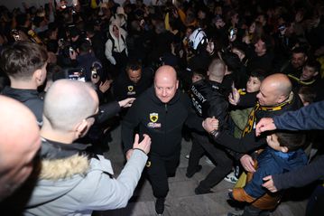 «Τρέλα» στις Σέρρες για την ΑΕΚ, χαμός στην υποδοχή της αποστολής (vid)