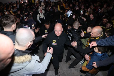 «Τρέλα» στις Σέρρες για την ΑΕΚ, χαμός στην υποδοχή της αποστολής (vid)