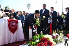 Η ποδοσφαιρική ομάδα του Ολυμπιακού στο μνημόσυνο της Θύρας 7