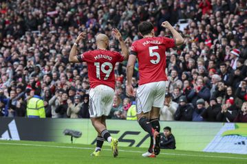 Μπεμό και Φερνάντες «καθάρισαν» την Τότεναμ με 2-0, στην τέταρτη σερί νίκη της Γιουνάιτεντ