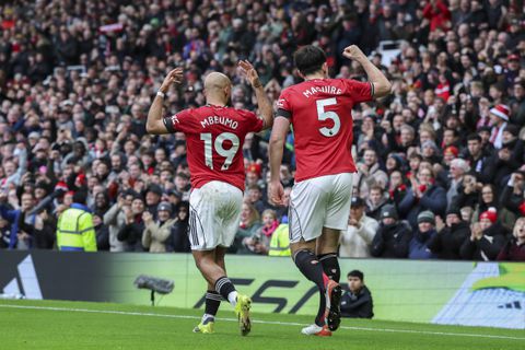 Μπεμό και Φερνάντες «καθάρισαν» την Τότεναμ με 2-0, στην τέταρτη σερί νίκη της Γιουνάιτεντ