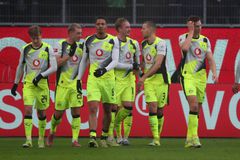 Η Ντόρτμουντ «λύγισε» τη Βόλφσμπουργκ παρά το γκολ του Κουλιεράκη - Νίκη με υπογραφή Σάλιακα για τη Ζανκτ Πάουλι