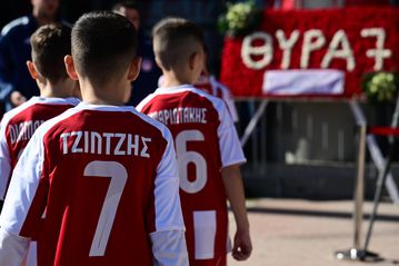 Δεν ξεχνά ποτέ τα παιδιά του ο Ολυμπιακός: Τελέστηκε το μνημόσυνο για τη Θύρα 7