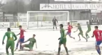 Απίστευτες εικόνες στην Ισπανία: Αγώνας ποδοσφαίρου διεξήχθη μέσα σε σφοδρή χιονοθύελλα (vid)
