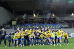 Το «πάρτι» των παικτών του Παναιτωλικού με τον κόσμο του και η παθιασμένη ομιλία του Αναστασίου στα αποδυτήρια (vids)