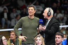 Ο Σάκης Ρουβάς στην Παιανία για να δει τον Εμμανουήλ Καραλή