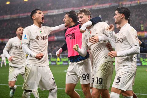 Η Νάπολι των δέκα παικτών απέδρασε από τη Γένοβα με buzzer beater του Χόιλουντ