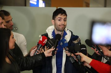 Ο Τεντόγλου ζήτησε από τους δημοσιογράφους μόνο αθλητικές ερωτήσεις, αλλά εκείνοι τον ρώτησαν για τη σχέση του (vid)