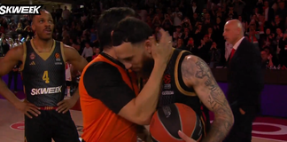 Η στιγμή που ο Μάικ Τζέιμς έγραψε ιστορία – Διεκόπη το ματς, δέχθηκε τα συγχαρητήρια των διαιτητών και πήρε δώρο την μπάλα (vid)