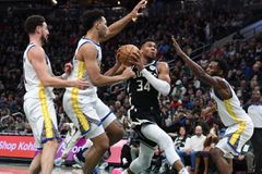 O Αντετοκούνμπο επέστρεψε υγιής, αλλά οι Μπακς διασύρθηκαν στο Γκόλντεν Στέιτ (vids)