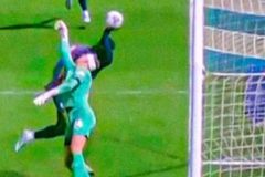 Ο αμυντικός της Γουεστ Μπρομ, Κίπρε σαν άλλος Μαραντόνα έσωσε γκολ...με το χέρι (vid)